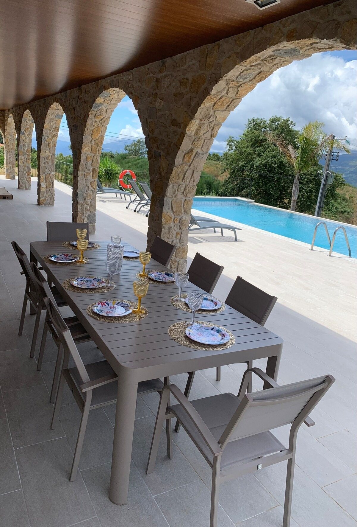 Terraço com arcadas e mesa exterior