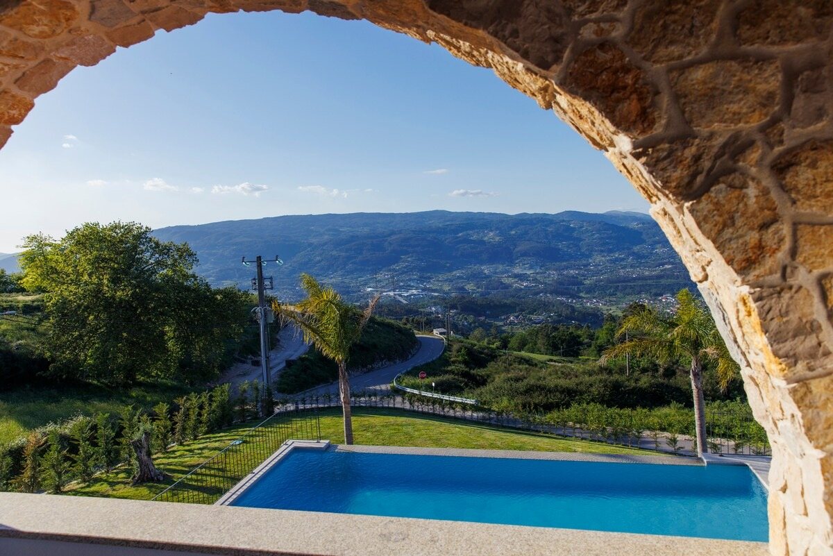 Piscina e vale vistos através de um arco