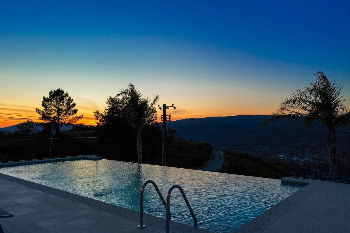 Piscina infinita ao entardecer
