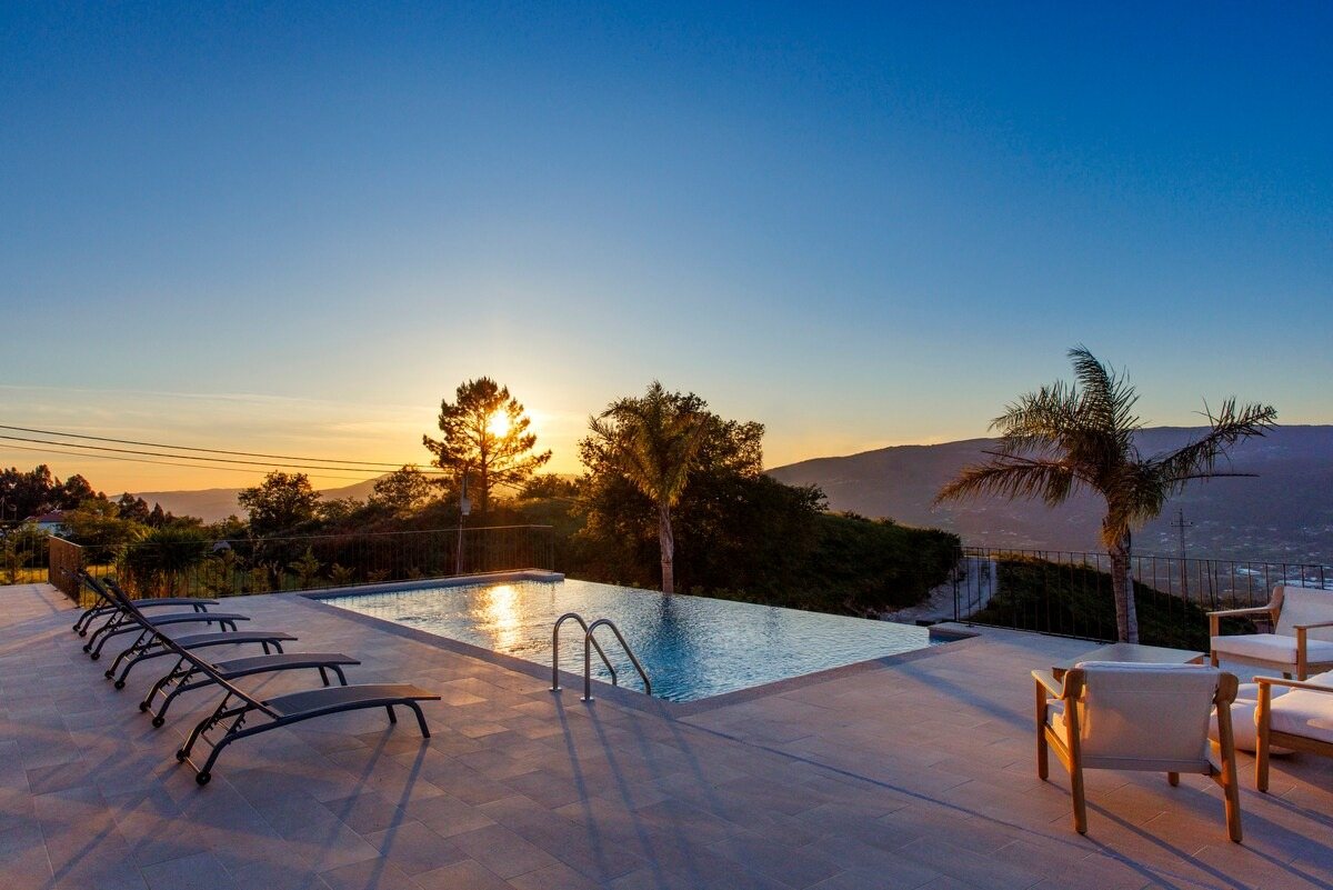 Pôr do sol sobre a piscina