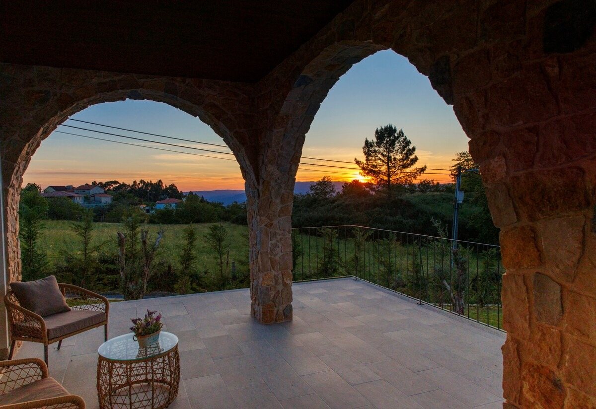 Arcos de pedra ao pôr do sol