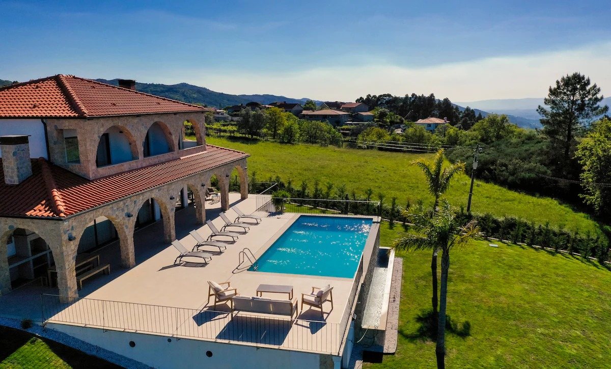 Vista aérea da villa, piscina e jardim